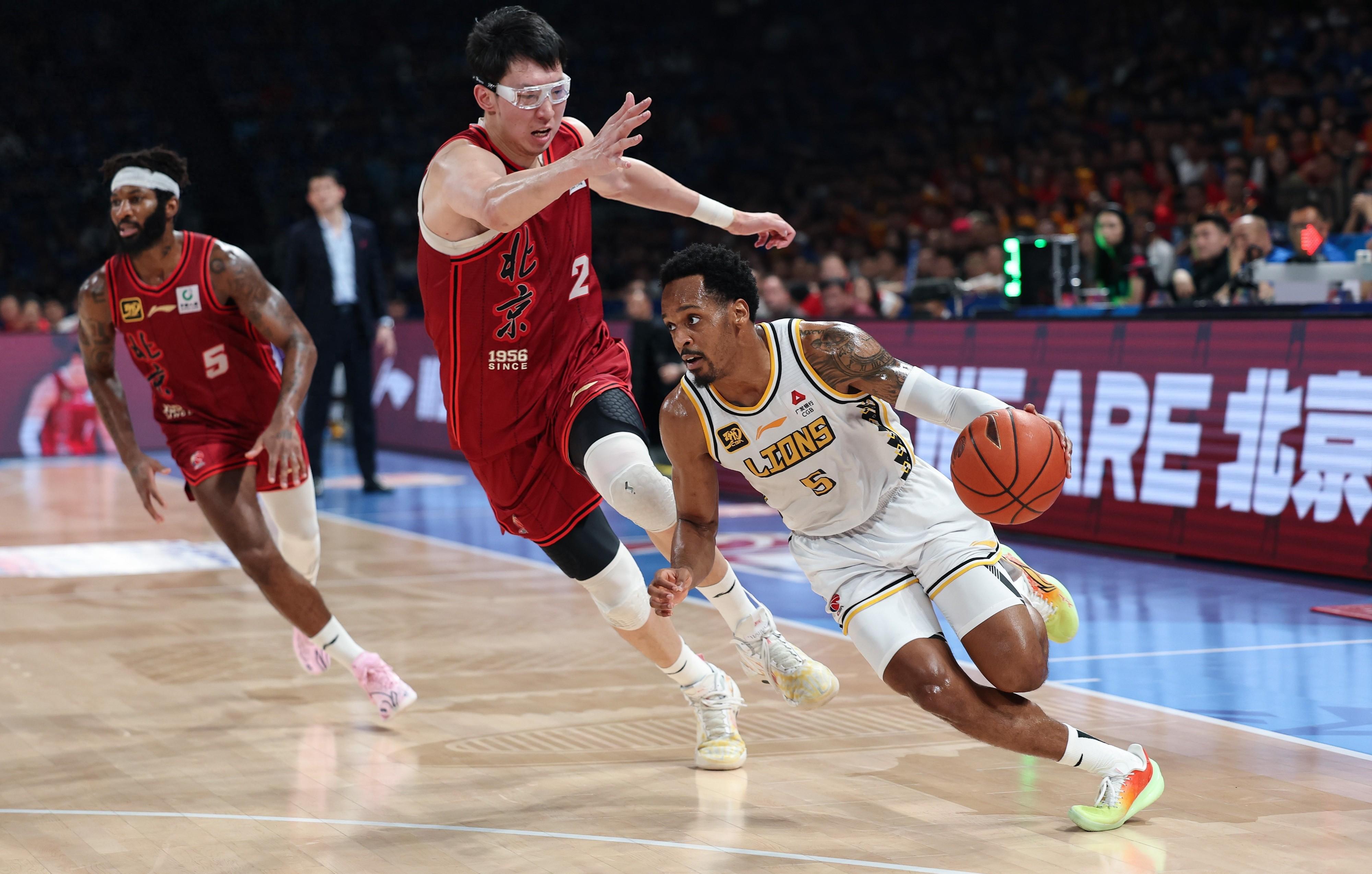 CBA常规赛倒计时，斯图加特集结日更衣室发声，细节引发关注，压力陡增，高层口径保持一致