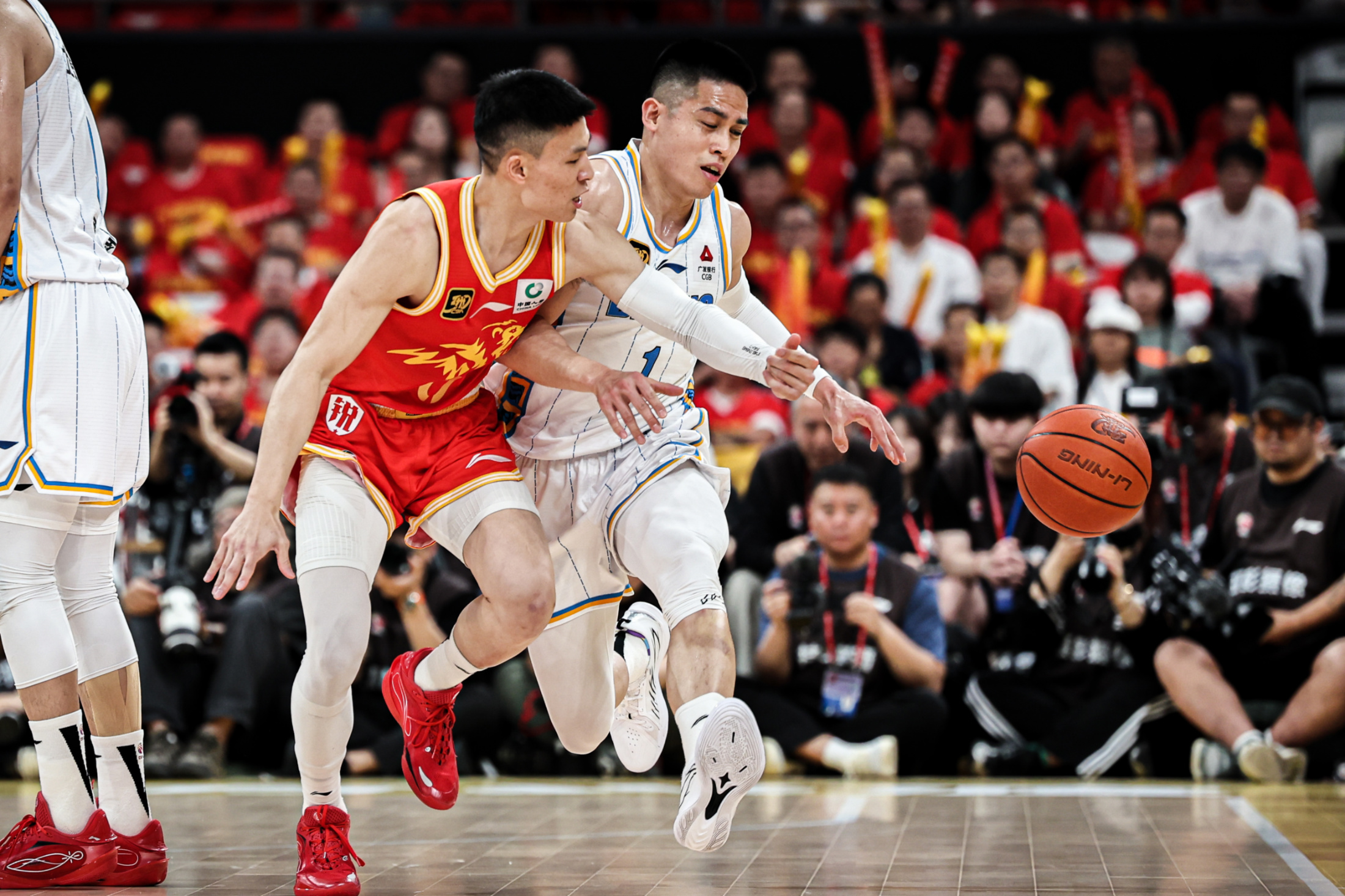 关键时刻德甲焦点战；广厦男篮防线松动；信心回归；身体对抗强度拉满