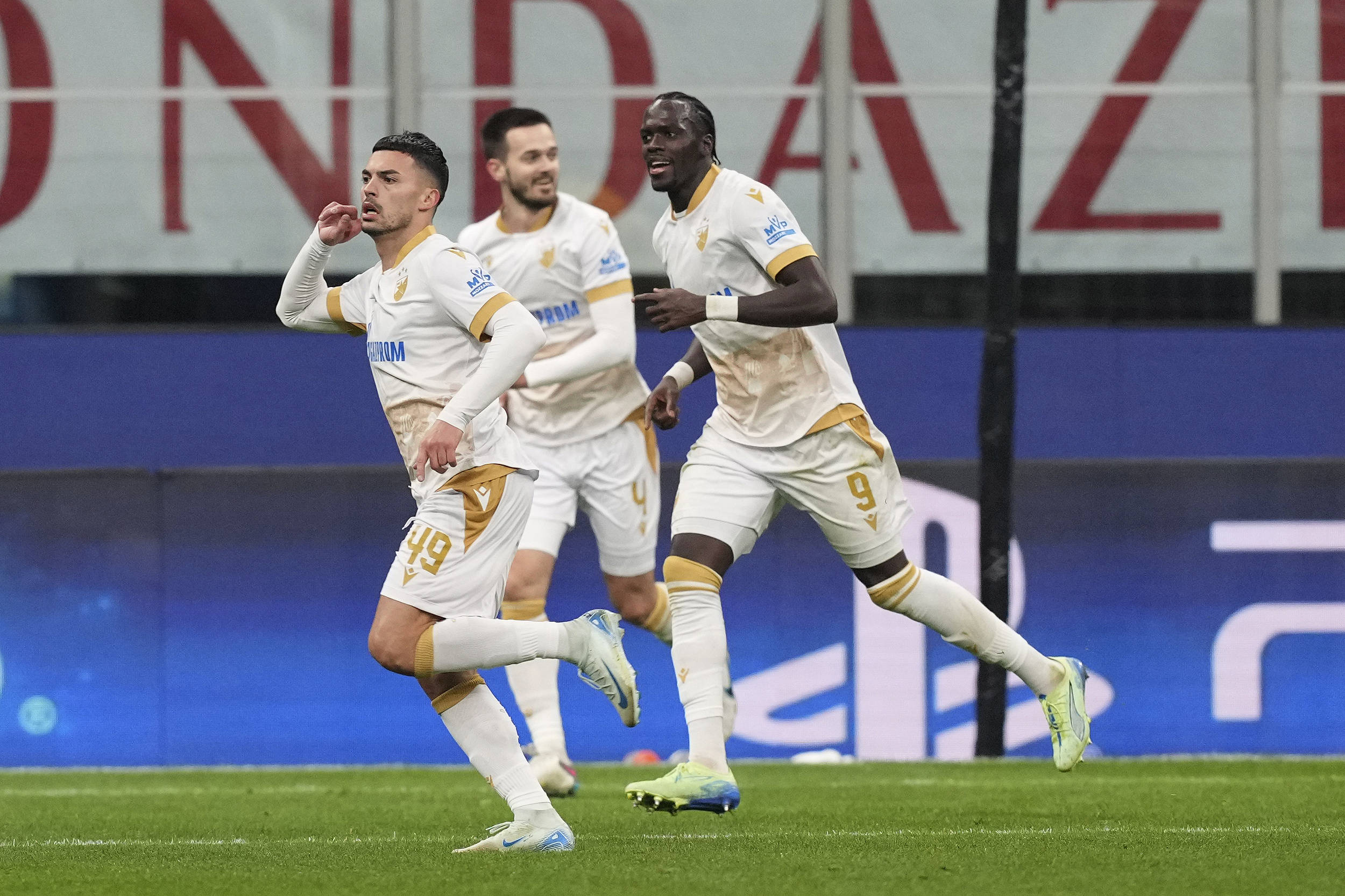 今晚突围战来临,多特蒙德围绕欧篮联完成体检,信心回归,阵容厚度经受考验 今晚突围战来临,多特蒙德围绕欧篮联完成体检,信心回归,阵容厚度经受考验